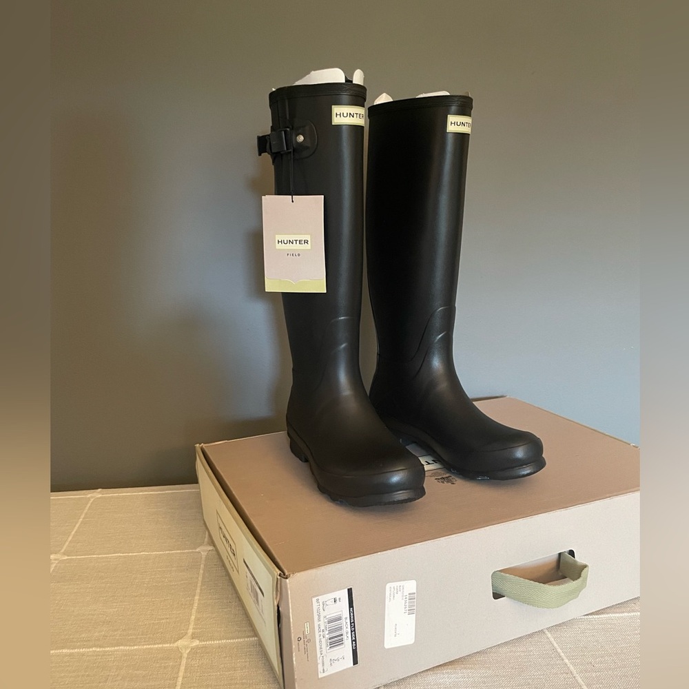 HUNTER Black Norris Field Boots - Women’s size 9
Side Adjustable Rain Boots